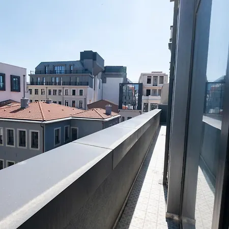 Spacious Duplex With 3 Bedrooms And 2 Bathrooms Apartment *