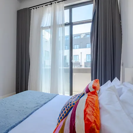 Spacious Duplex With 3 Bedrooms And 2 Bathrooms Apartment *