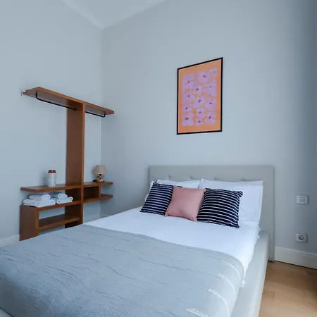 Spacious Duplex With 3 Bedrooms And 2 Bathrooms Apartment *