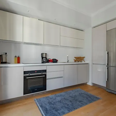 Spacious Duplex With 3 Bedrooms And 2 Bathrooms Apartment *