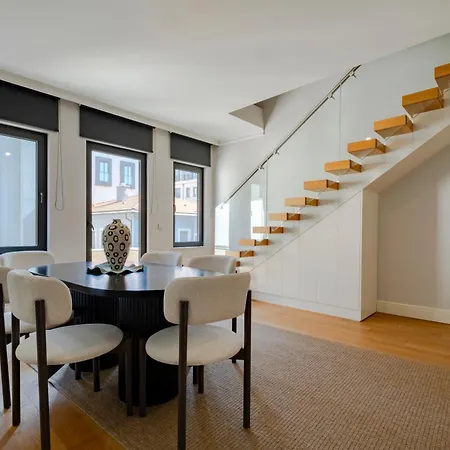 Spacious Duplex With 3 Bedrooms And 2 Bathrooms *
