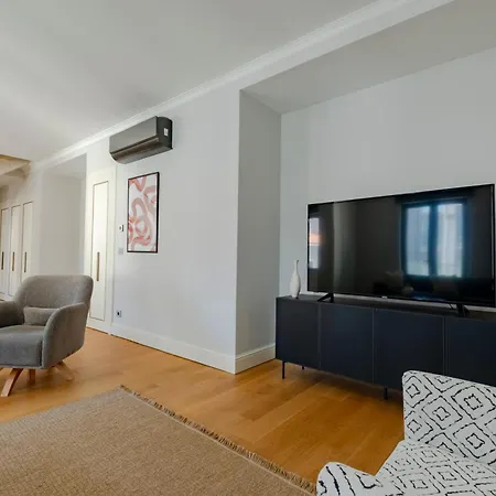 Spacious Duplex With 3 Bedrooms And 2 Bathrooms *