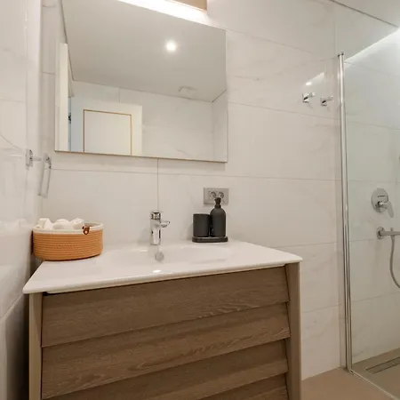 Spacious Duplex With 3 Bedrooms And 2 Bathrooms *